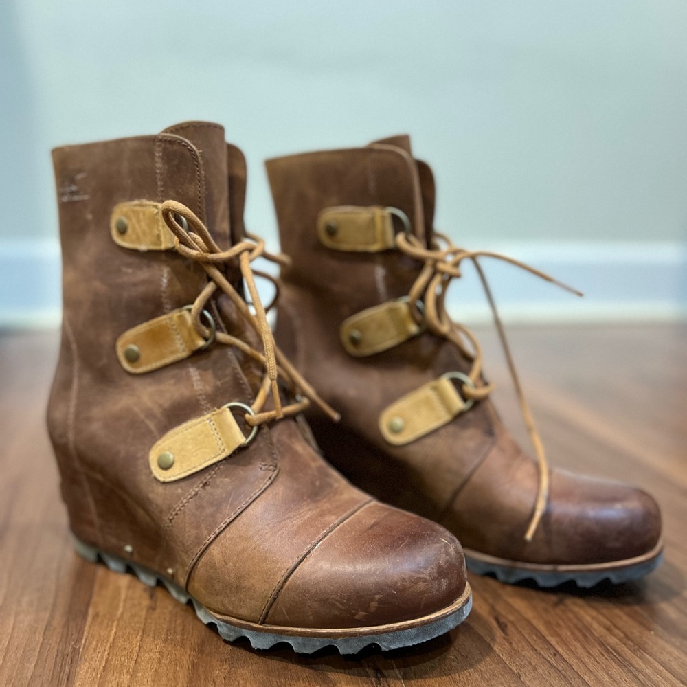 Sorel Joan of Arctic Brown Leather Lace-Up Boots